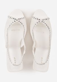 Born2be - Białe Siateczkowe Sandały VICES na Szpilce z Paskiem na Piętę i Cyrkoniami Doriata. Nosek buta: otwarty. Zapięcie: pasek. Kolor: biały. Wzór: aplikacja. Materiał: skóra, materiał. Sezon: lato. Obcas: na szpilce. Styl: klasyczny. Wysokość obcasa: średni #4