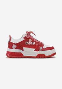 Renee - Czerwone Sznurowane Sneakersy na Niskiej Platformie Ozdobione Naszywkami Pixila. Kolor: czerwony. Wzór: aplikacja. Obcas: na platformie