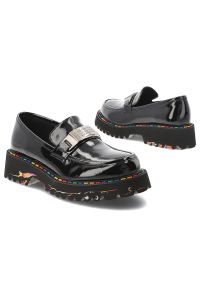 Czarne Półbuty Artiker Stylowe Obuwie Damskie. Okazja: na co dzień. Kolor: czarny. Materiał: skóra, lakier. Wzór: kolorowy, aplikacja. Obcas: na platformie. Styl: elegancki #3