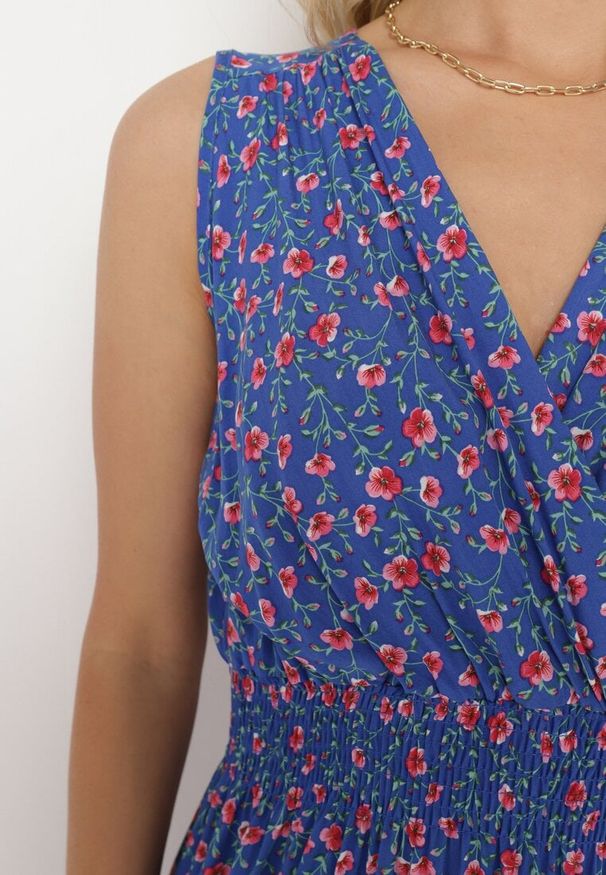 Born2be - Granatowa Wiskozowa Sukienka w Kwiaty z Gumką w Talii i Kopertowym Dekoltem Halevia. Okazja: na imprezę. Kolor: niebieski. Materiał: wiskoza. Wzór: kwiaty. Sezon: lato. Typ sukienki: kopertowe. Styl: elegancki