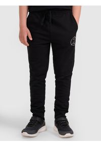 4f - 4F Spodnie dresowe joggery chłopięce - czarne 140 (9-10 lat). Okazja: na co dzień. Kolor: czarny. Materiał: dresówka. Wzór: ze splotem, nadruk, gładki. Sezon: lato. Styl: młodzieżowy, casual, sportowy #2