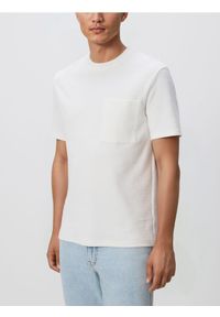 Reserved - Strukturalny t-shirt comfort fit - złamana biel. Materiał: dzianina, bawełna