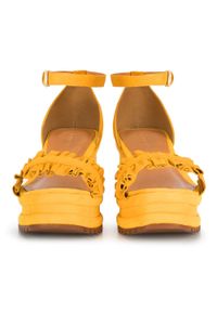 Wittchen - Damskie sandały z zamszu z marszczeniem. Zapięcie: pasek. Kolor: żółty. Materiał: zamsz, skóra. Sezon: lato. Obcas: na koturnie #5