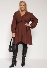 Born2be - Brązowa Kopertowa Sukienka z Wiskozą z Wiązaniem w Pasie Vidila. Kolekcja: plus size. Kolor: brązowy. Materiał: wiskoza. Sezon: jesień, wiosna. Typ sukienki: kopertowe #4