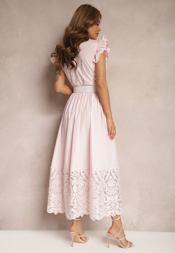 Renee - Różowa Koszulowa Sukienka z Ażurowym Zdobieniem i Paskiem z Prostokątną Klamrą Trika. Okazja: na co dzień. Kolor: różowy. Długość rękawa: krótki rękaw. Wzór: ażurowy, aplikacja. Typ sukienki: koszulowe. Styl: casual, klasyczny