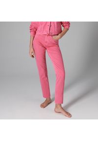 Sinsay - Jeansy mom high waist - Różowy. Stan: podwyższony. Kolor: różowy