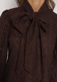 Born2be - Brązowa Koronkowa Koszula z Bufiastymi Rękawami i Kokardą przy Dekolcie Sewane. Okazja: na co dzień, do pracy, na spotkanie biznesowe. Typ kołnierza: kokarda. Kolor: brązowy. Materiał: koronka. Styl: biznesowy, casual, elegancki #7