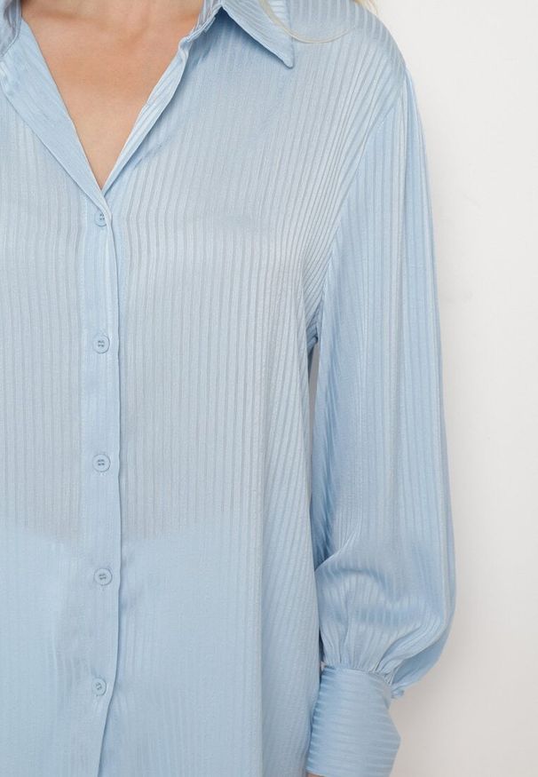 Born2be - Niebieska Plisowana Klasyczna Koszula Zapinana na Guziki Hollysun. Okazja: na spotkanie biznesowe, na co dzień. Kolor: niebieski. Materiał: jeans. Długość rękawa: długi rękaw. Długość: długie. Styl: klasyczny