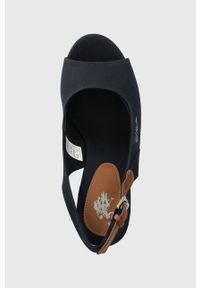 U.S. Polo Assn. sandały AYLIN damskie kolor granatowy na koturnie AYLIN013D. Zapięcie: klamry. Kolor: niebieski. Materiał: materiał, guma. Wzór: gładki. Obcas: na koturnie. Wysokość obcasa: średni #3