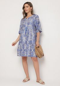 Born2be - Niebieska Sukienka z Lnem o Rozkloszowanym Kroju z Falbanami i Metalicznym Nafrukiem Rinanis. Okazja: na co dzień. Typ kołnierza: dekolt w serek. Kolor: niebieski. Materiał: len. Wzór: aplikacja. Styl: klasyczny, casual, elegancki #2