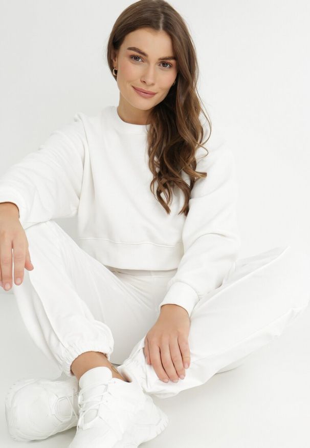 Born2be - Biała Bluza Oversize Aza. Kolor: biały. Materiał: polar. Długość: krótkie. Wzór: gładki