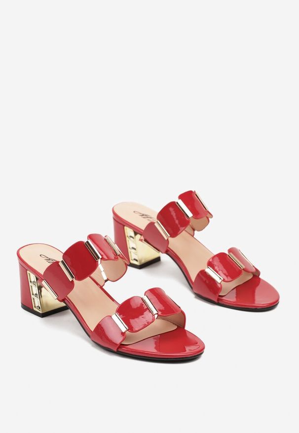 Born2be - Czerwone Klapki na Słupku z Metaliczną Wstawką z Szerokimi Paskami Morilira. Okazja: na co dzień. Nosek buta: otwarty. Kolor: czerwony. Materiał: jeans. Wzór: paski. Sezon: lato. Obcas: na słupku. Styl: casual, elegancki