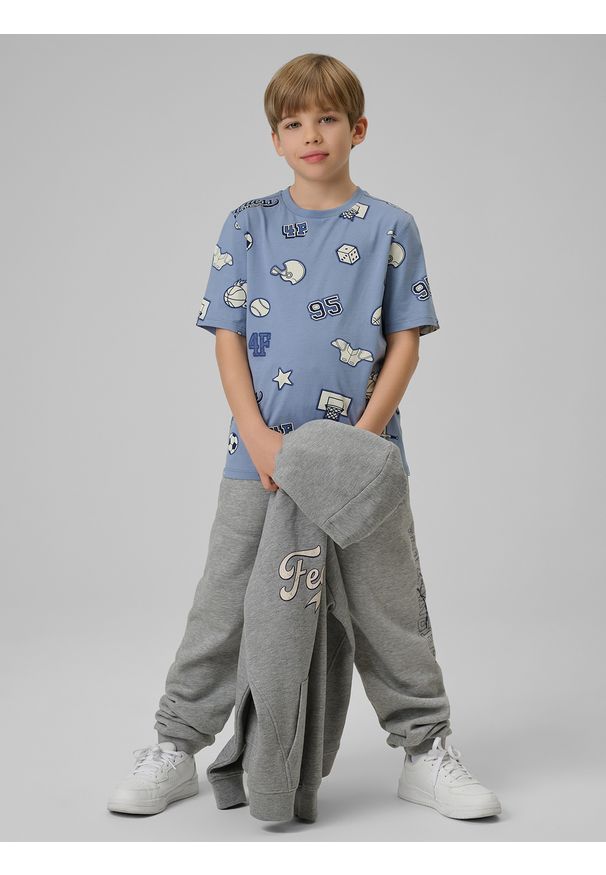 4f - 4F T-shirt regular z nadrukiem chłopięcy - granatowy 146 (10-11 lat). Okazja: na co dzień. Kolor: niebieski. Materiał: skóra, bawełna, materiał. Długość rękawa: krótki rękaw. Długość: krótkie. Wzór: nadruk. Sezon: lato. Styl: casual