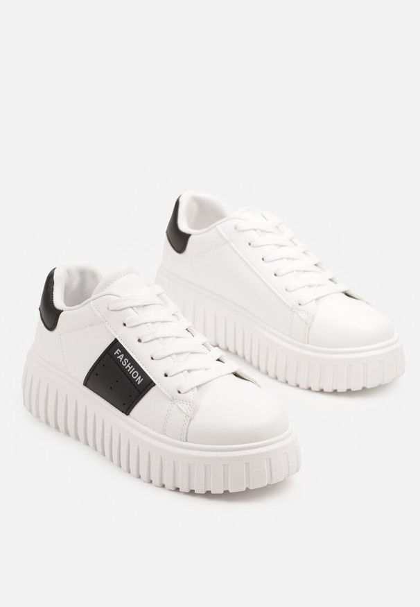 Born2be - Białe Sneakersy na Grubej Podeszwie z Tłoczeniem i Ozdobnym Pasem Eleazira. Okazja: na co dzień. Nosek buta: okrągły. Kolor: biały. Materiał: jeans