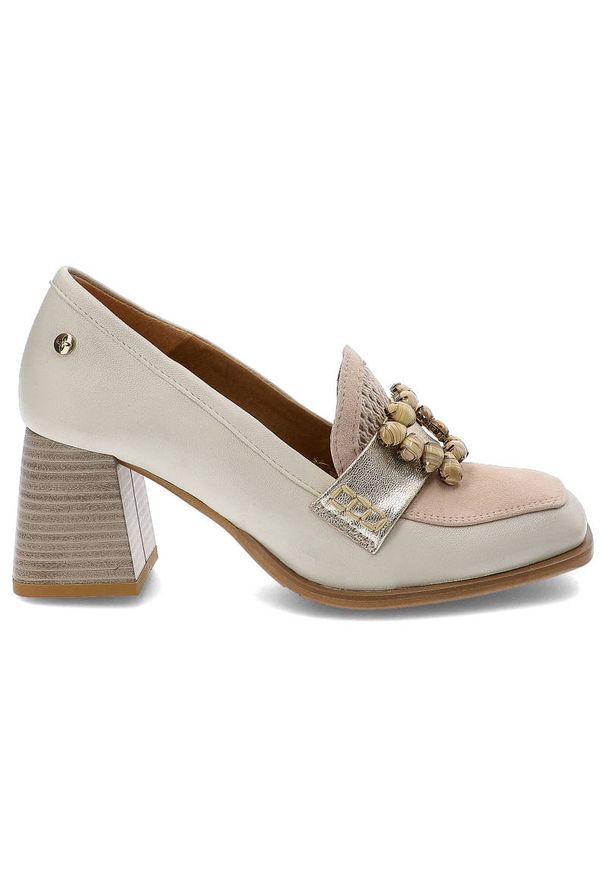 Beżowe Półbuty Maciejka Damskie Eleganckie Obuwie. Okazja: na co dzień. Zapięcie: bez zapięcia. Kolor: beżowy. Materiał: zamsz, skóra. Szerokość cholewki: normalna. Wzór: motyw z bajki, aplikacja. Sezon: wiosna. Styl: elegancki