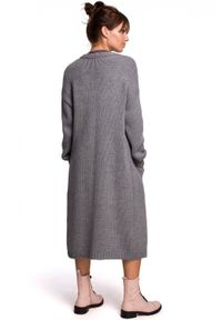 Polskie swetry - Długi sweter z kieszeniami ciepły kardigan o prostym fasonie szary. Okazja: do pracy, na spacer, na co dzień. Kolor: szary. Materiał: dzianina, akryl. Długość rękawa: długi rękaw. Długość: długie. Wzór: ze splotem. Styl: casual #3