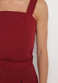 Born2be - Bordowy Taliowany Kombinezon z Ozdobnym Paskiem i Klamrą Doloriela. Kolor: czerwony. Styl: elegancki #2