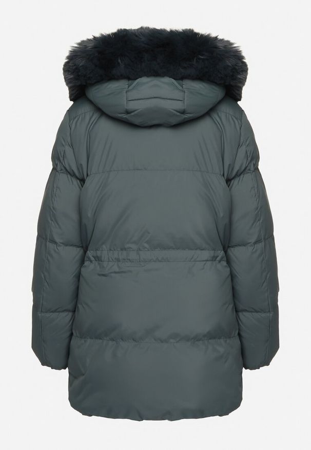 Born2be - Ciemnozielona Pikowana Kurtka z Odpinanym Kapturem i Futerkiem Ściągana w Talii Zaisin. Okazja: na co dzień. Kolor: zielony. Materiał: futro. Styl: casual