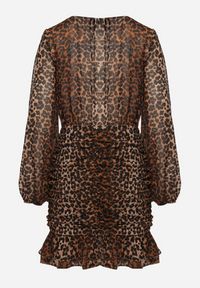 Born2be - Brązowa Kopertowa Sukienka w Panterkę z Marszczeniem i Falbanką Semiriael. Okazja: na co dzień. Typ kołnierza: dekolt w kształcie V, kołnierz z falbankami. Kolor: brązowy. Wzór: motyw zwierzęcy. Typ sukienki: kopertowe. Styl: casual, klasyczny, rockowy, elegancki #6