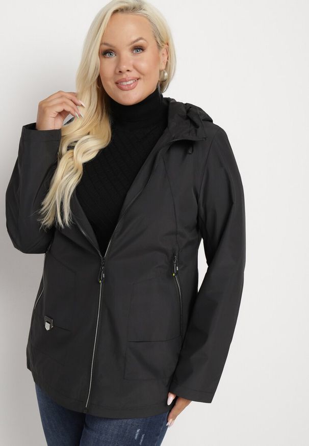 Born2be - Czarna Kurtka Wiatrówka z Nieodpinanym Kapturem i Ściągaczami Mevaria. Okazja: na co dzień, na spacer. Typ kołnierza: kaptur. Kolekcja: plus size. Kolor: czarny. Materiał: jeans, tkanina. Styl: casual