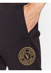 Versace Jeans Couture Spodnie dresowe 75GAAT06 Czarny Regular Fit. Kolor: czarny. Materiał: bawełna, dresówka #4