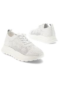 Białe Sneakers Vinceza Modne Obuwie Damskie. Okazja: na co dzień. Zapięcie: sznurówki. Kolor: biały. Szerokość cholewki: normalna. Wzór: ażurowy, aplikacja, kwiaty. Obcas: na platformie
