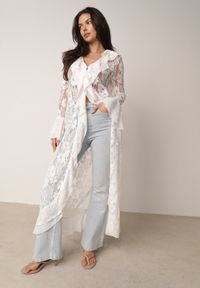 Born2be - Biała Narzutka Plażowa o Fasonie Długiej Sukienki z Koronki Ozdobiona Falbankami Araqiel. Okazja: na plażę. Typ kołnierza: kołnierz z falbankami. Kolor: biały. Materiał: koronka. Wzór: aplikacja, koronka. Sezon: lato. Styl: wakacyjny #2