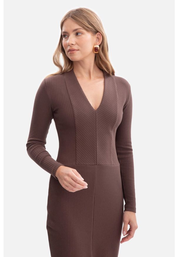 BeWear - Bawełniana sukienka dzianinowa ołówkowa z dekoltem V brąz. Kolor: czarny, brązowy. Materiał: dzianina, bawełna. Typ sukienki: ołówkowe. Styl: klasyczny