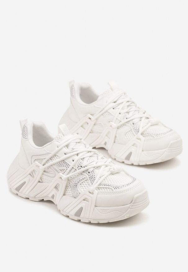 Renee - Białe Sneakersy na Platformie z Cyrkoniami i Geometrycznym Wzorem Lavivione. Okazja: na co dzień. Kolor: biały. Materiał: jeans. Wzór: geometria. Obcas: na platformie