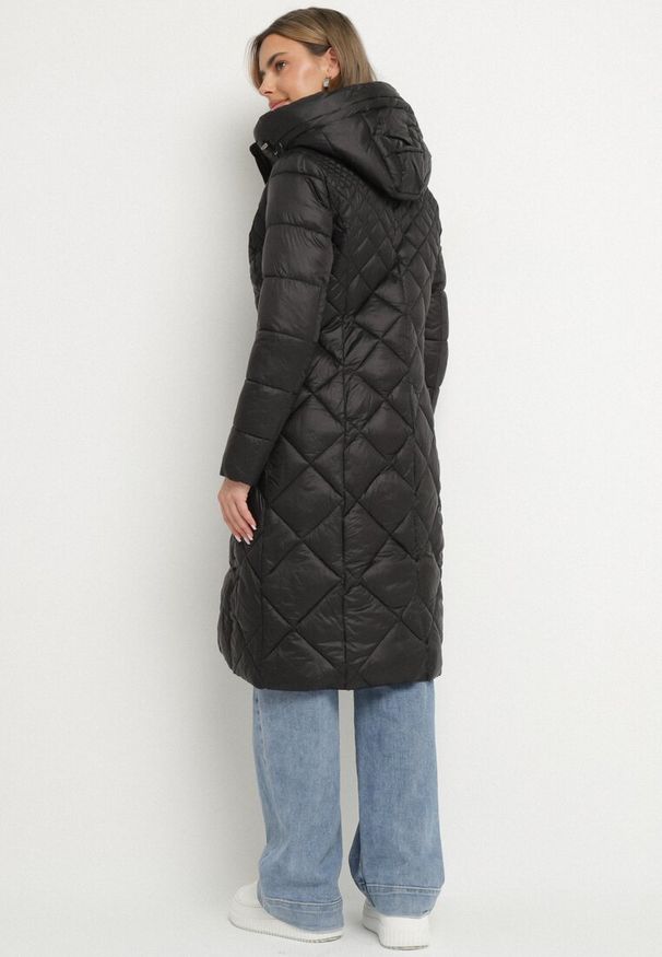 Born2be - Czarna Długa Pikowana Kurtka z Kapturem Sisilara. Okazja: na spacer, na co dzień. Typ kołnierza: kaptur. Kolor: czarny. Długość: długie. Sezon: zima, jesień. Styl: klasyczny, casual, elegancki