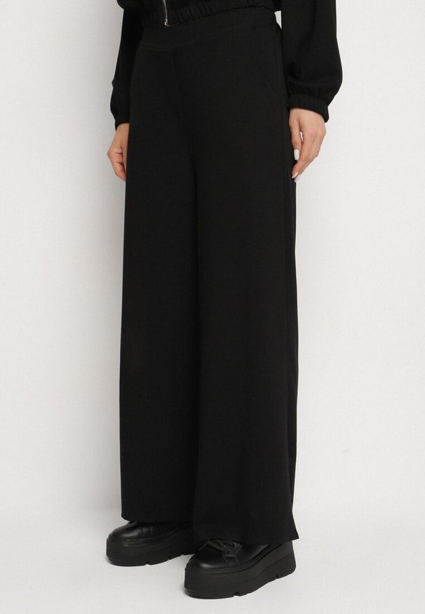 Born2be - Czarny Komplet Dresowy z Wiskozą Szerokie Spodnie i Bluza ze Stójką i Broszką Redasena. Kolor: czarny. Materiał: dresówka, wiskoza