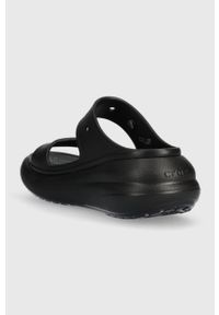 Crocs klapki Classic Crush Sandal damskie kolor czarny na platformie 207670 207670.001-001. Kolor: czarny. Materiał: materiał, guma. Wzór: gładki. Obcas: na platformie #5