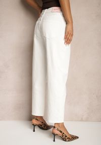 Renee - Białe Jeansy z Bawełną Mom Fit High Waist Ozdobione Paskiem Fenarila. Okazja: na co dzień. Stan: podwyższony. Kolor: biały. Wzór: aplikacja. Styl: casual, elegancki