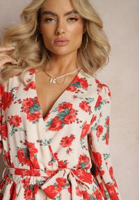 Renee - Beżowo-Czerwona Rozkloszowana Sukienka Kopertowa z Falbankami i Materiałowym Paskiem w Kwiaty Voliesa. Typ kołnierza: kołnierz z falbankami. Kolor: beżowy. Materiał: materiał. Wzór: kwiaty. Sezon: lato. Typ sukienki: kopertowe. Długość: mini #3