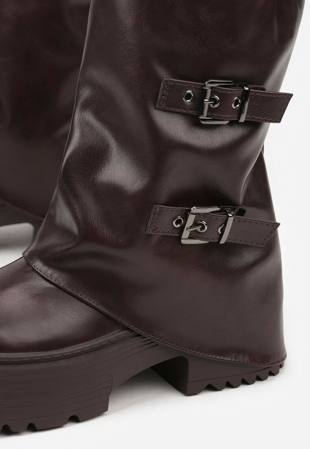 Renee - Ciemnobrązowe Botki Biker Vices z Wywiniętą Cholewką Platformą i Klamrami Reinila. Zapięcie: klamry. Kolor: brązowy. Materiał: jeans, koronka. Szerokość cholewki: normalna. Obcas: na platformie. Styl: rockowy