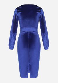 Born2be - Niebieska Dopasowana Sukienka Welurowa z Kopertowym Dekoltem Wilara. Kolor: niebieski. Materiał: welur. Długość rękawa: długi rękaw. Typ sukienki: kopertowe. Styl: klasyczny #5