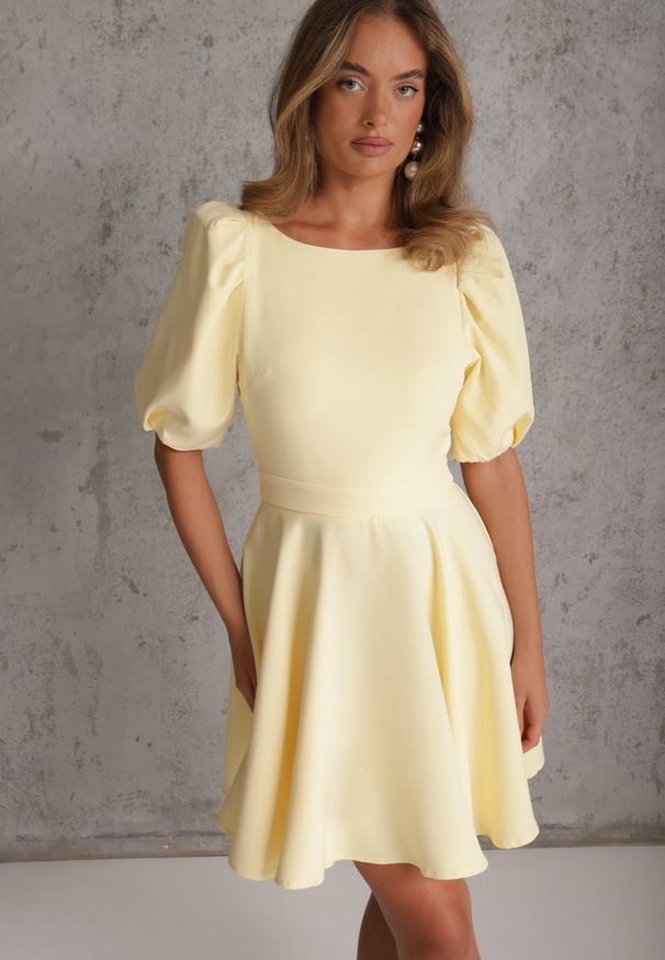 Renee - Żółta Elegancka Sukienka z Bufiastymi Rękawami Odkrytymi Plecami i Wiązaniem Haritte. Kolor: żółty. Typ sukienki: rozkloszowane. Styl: elegancki