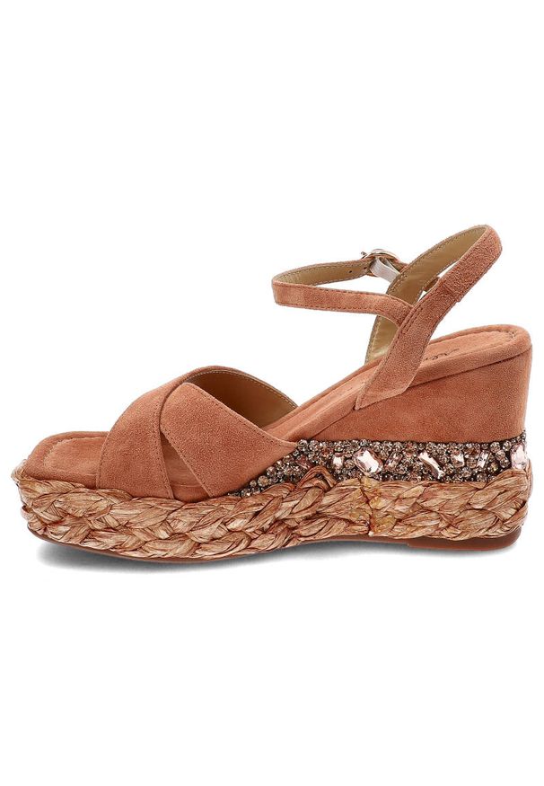 Pomarańczowe Sandały Alma En Pena Eleganckie Buty Na Koturnie. Okazja: na co dzień. Zapięcie: sprzączka. Kolor: pomarańczowy. Szerokość cholewki: normalna. Wzór: aplikacja. Materiał: zamsz, skóra. Obcas: na koturnie. Styl: elegancki. Wysokość obcasa: średni
