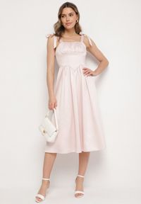 Born2be - Różowa Rozkloszowana Sukienka Vices na Wiązanych Ramiączkach Natavine. Okazja: na co dzień, na imprezę. Typ kołnierza: dekolt kwadratowy. Kolor: różowy. Materiał: poliester, jeans. Długość rękawa: na ramiączkach. Sezon: lato. Styl: casual, klasyczny #2