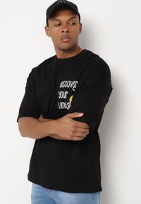 Born2be - Czarna Bawełniana Koszulka T-shirt z Krótkim Rękawem z Nadrukiem na Plecach i Przodzie Civia. Okazja: na spotkanie biznesowe, do pracy, na co dzień. Kolor: czarny. Materiał: bawełna. Długość rękawa: krótki rękaw. Długość: krótkie. Wzór: nadruk. Styl: klasyczny, biznesowy, casual #4