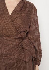 Born2be - Brązowa Kopertowa Sukienka w Tłoczone Kwiaty z Wiązaniem w Talii Esna. Kolor: brązowy. Materiał: poliester. Wzór: kwiaty. Typ sukienki: kopertowe. Styl: klasyczny #2