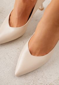 Born2be - Beżowe Czółenka na Szpilce o Stożkowym Kształcie Kowena. Okazja: na spotkanie biznesowe. Kolor: beżowy. Materiał: jeans, koronka. Wzór: gładki. Obcas: na szpilce. Styl: biznesowy, elegancki, klasyczny, wizytowy #2