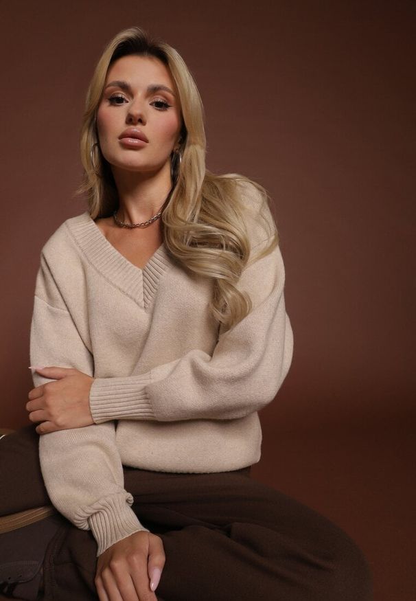 Renee - Beżowy Sweter z Kaszmirem i Trójkątnym Dekoltem Plenne. Kolor: beżowy. Materiał: kaszmir. Styl: klasyczny