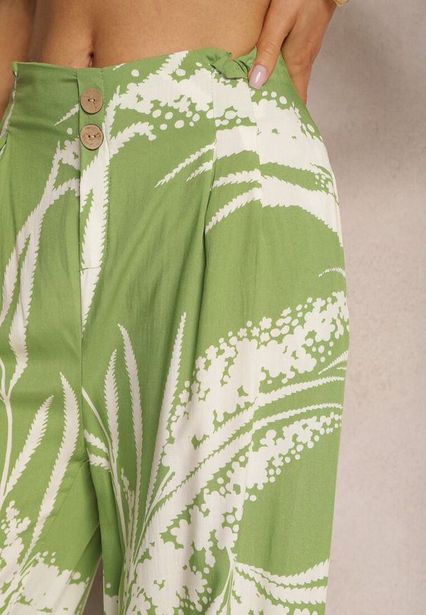 Renee - Jasnozielone Szerokie Spodnie z Wiskozy High Waist o Kroju Kulotów z Motywem Liści Vimanelle. Okazja: na co dzień. Stan: podwyższony. Kolor: zielony. Materiał: wiskoza. Wzór: kwiaty. Styl: casual