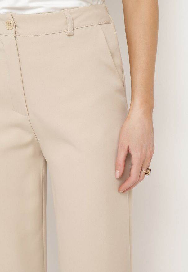 Born2be - Ciemnobeżowe Spodnie Garniturowe z Wyższym Stanem i Kieszeniami Zeprra. Okazja: na spotkanie biznesowe. Stan: podwyższony. Kolor: beżowy. Styl: biznesowy, klasyczny