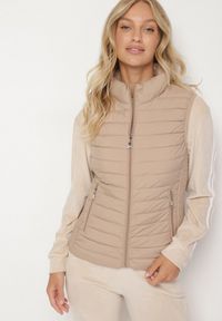 Born2be - Ciemnobeżowa Pikowana Kamizelka ze Stójką i Zasuwanymi Kieszeniami Lorenith. Typ kołnierza: kołnierzyk stójkowy. Kolor: beżowy. Materiał: jeans. Styl: elegancki #6