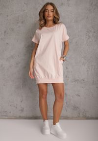 Renee - Jasnoróżowa T-shirtowa Sukienka Pudełkowa z Elastycznej Bawełny Ellensa. Kolor: różowy. Materiał: bawełna. Styl: wakacyjny. Długość: mini #4