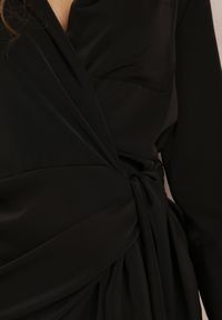 Renee - Czarna Sukienka Phaeramna. Kolor: czarny. Długość rękawa: długi rękaw. Wzór: aplikacja. Typ sukienki: kopertowe. Styl: elegancki. Długość: mini #3