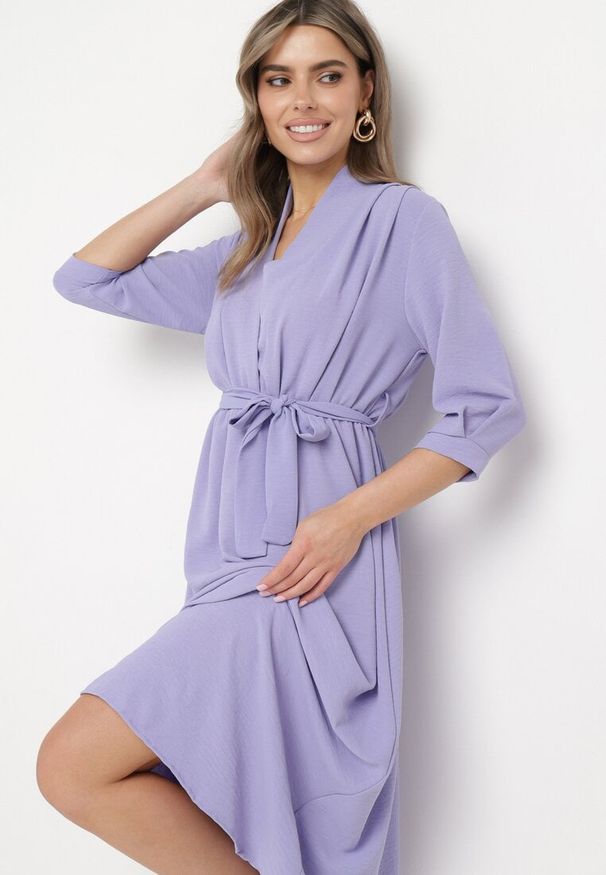 Born2be - Jasnofioletowa Sukienka Rheniolea. Typ kołnierza: dekolt kopertowy. Kolor: fioletowy. Typ sukienki: kopertowe. Styl: elegancki. Długość: midi