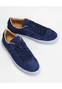 TOD'S - Niebieskie sneakersy z zamszu. Nosek buta: okrągły. Kolor: niebieski. Materiał: zamsz. Wzór: haft. Obcas: na płaskiej podeszwie #2